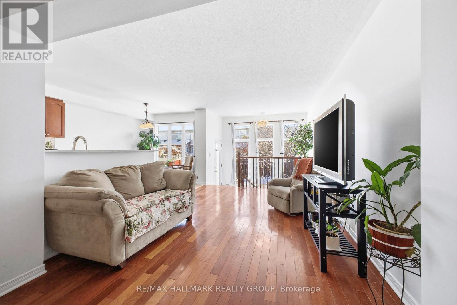 759 Everton Way, Ottawa, Ontario  K1V 1Y7 - Photo 3 - X12911048