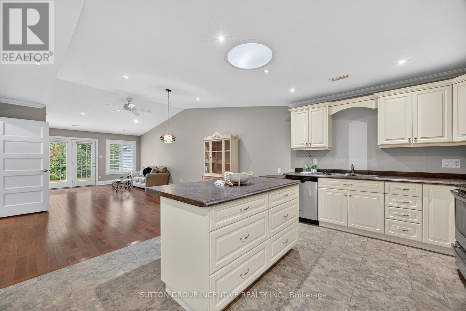 53 Clover Crescent, Wasaga Beach, Ontario  L9Z 0A4 - Photo 5 - S12911186