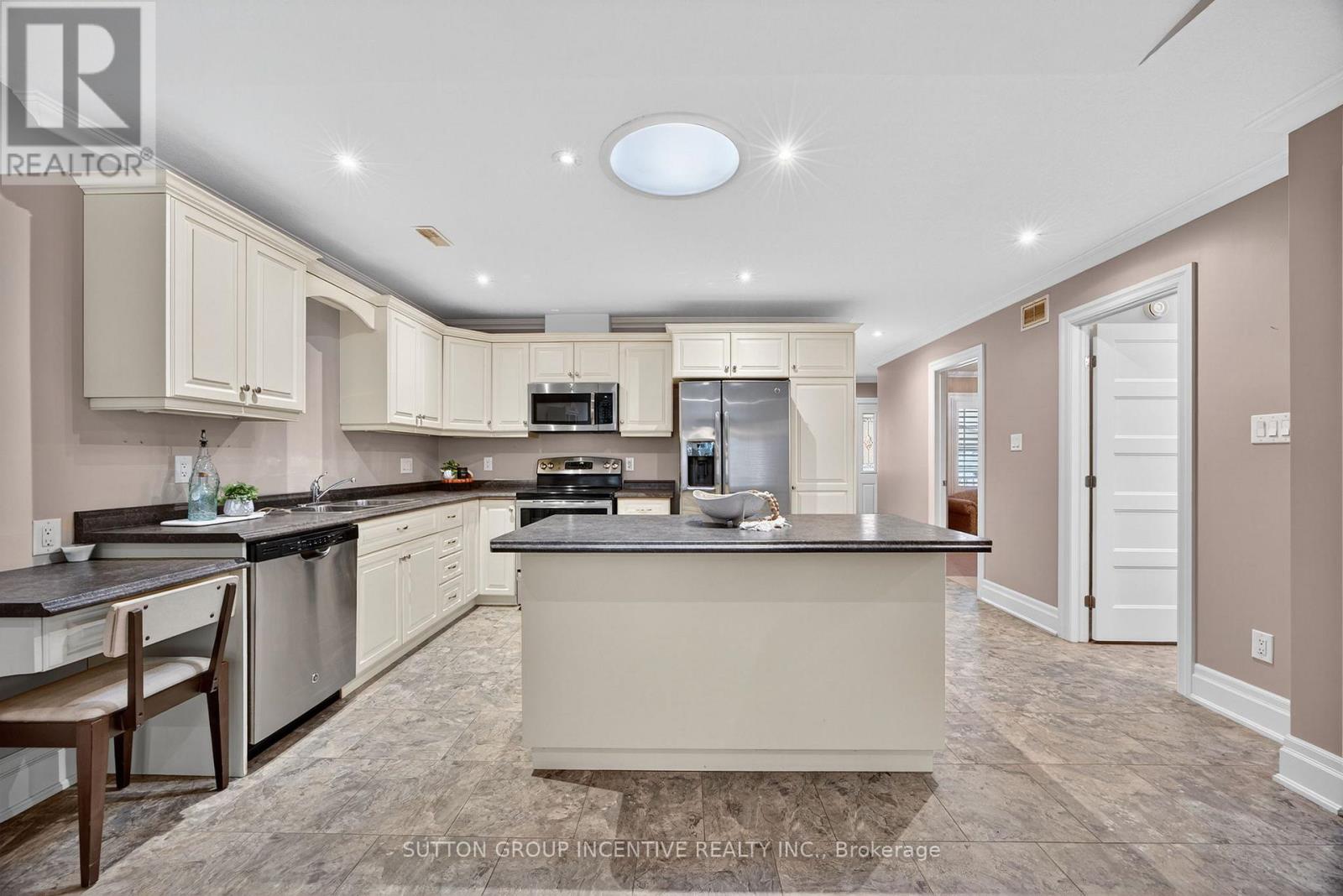 53 Clover Crescent, Wasaga Beach, Ontario  L9Z 0A4 - Photo 7 - S12911186