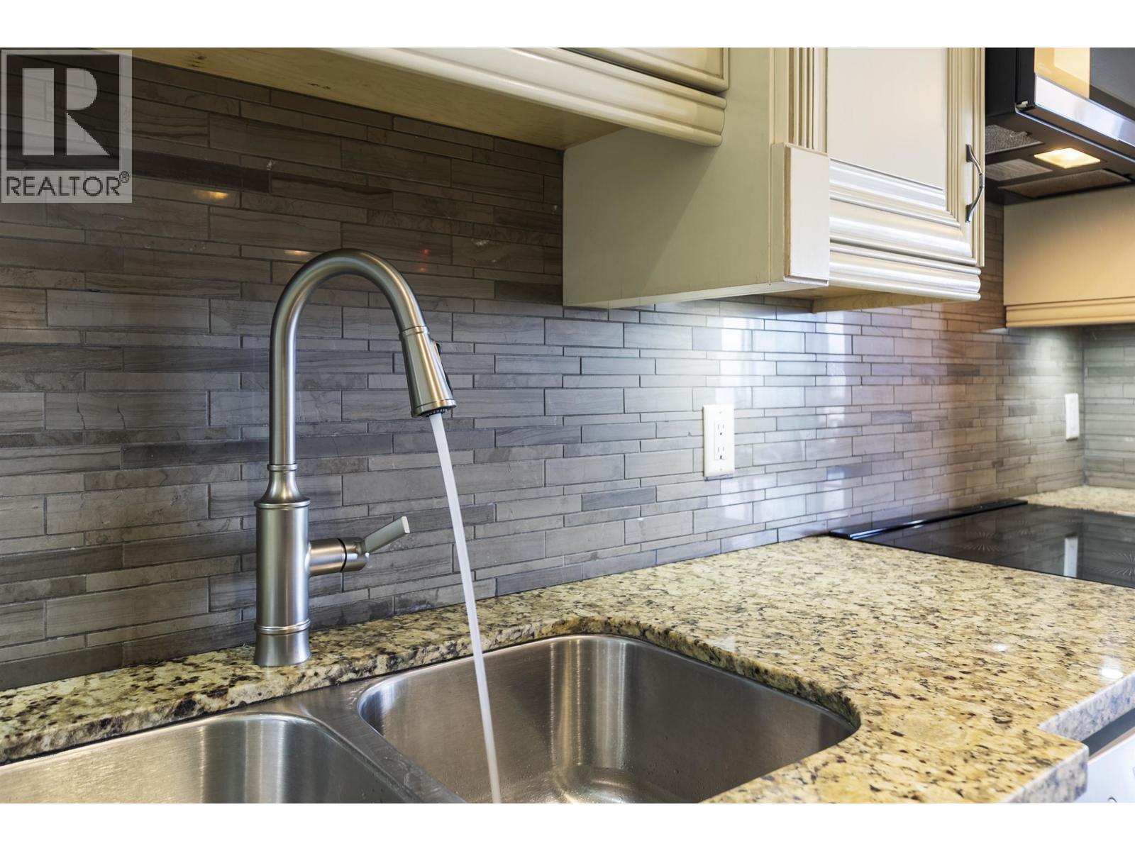 1105 6888 Station Hill Drive, Burnaby, British Columbia  V3N 4X5 - Photo 5 - R3093368