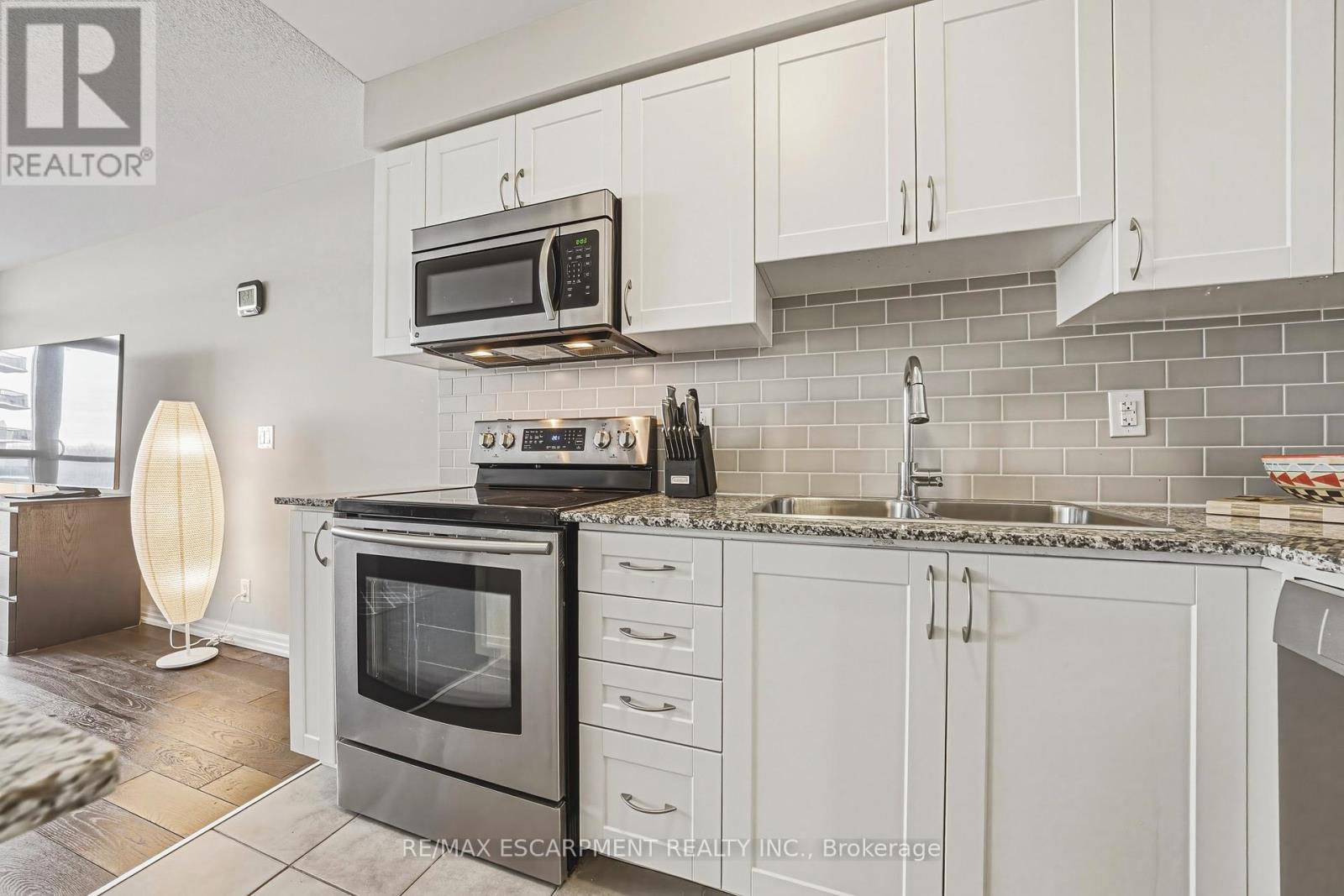 610 - 1940 Ironstone Drive, Burlington, Ontario  L7L 0E4 - Photo 3 - W12911154