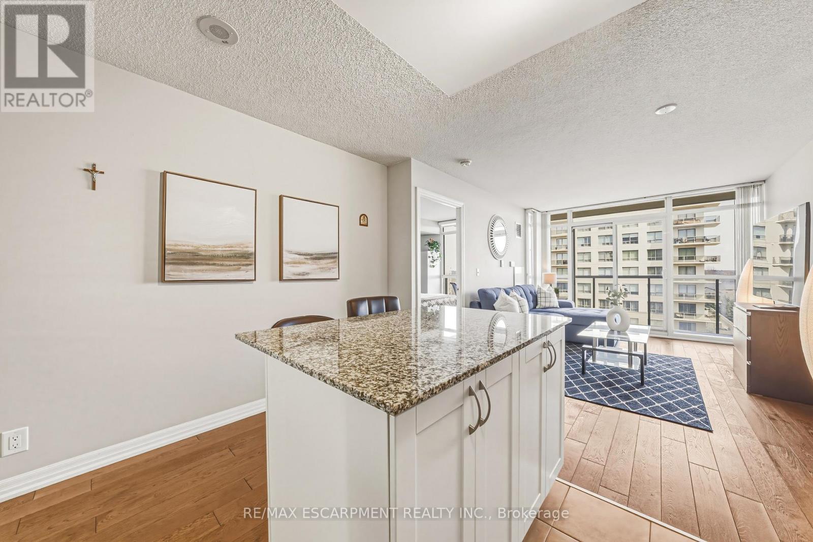 610 - 1940 Ironstone Drive, Burlington, Ontario  L7L 0E4 - Photo 4 - W12911154