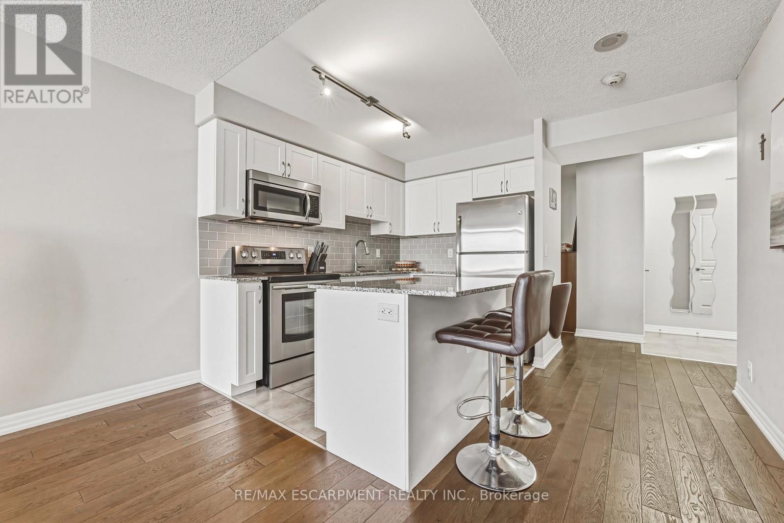 610 - 1940 Ironstone Drive, Burlington, Ontario  L7L 0E4 - Photo 5 - W12911154