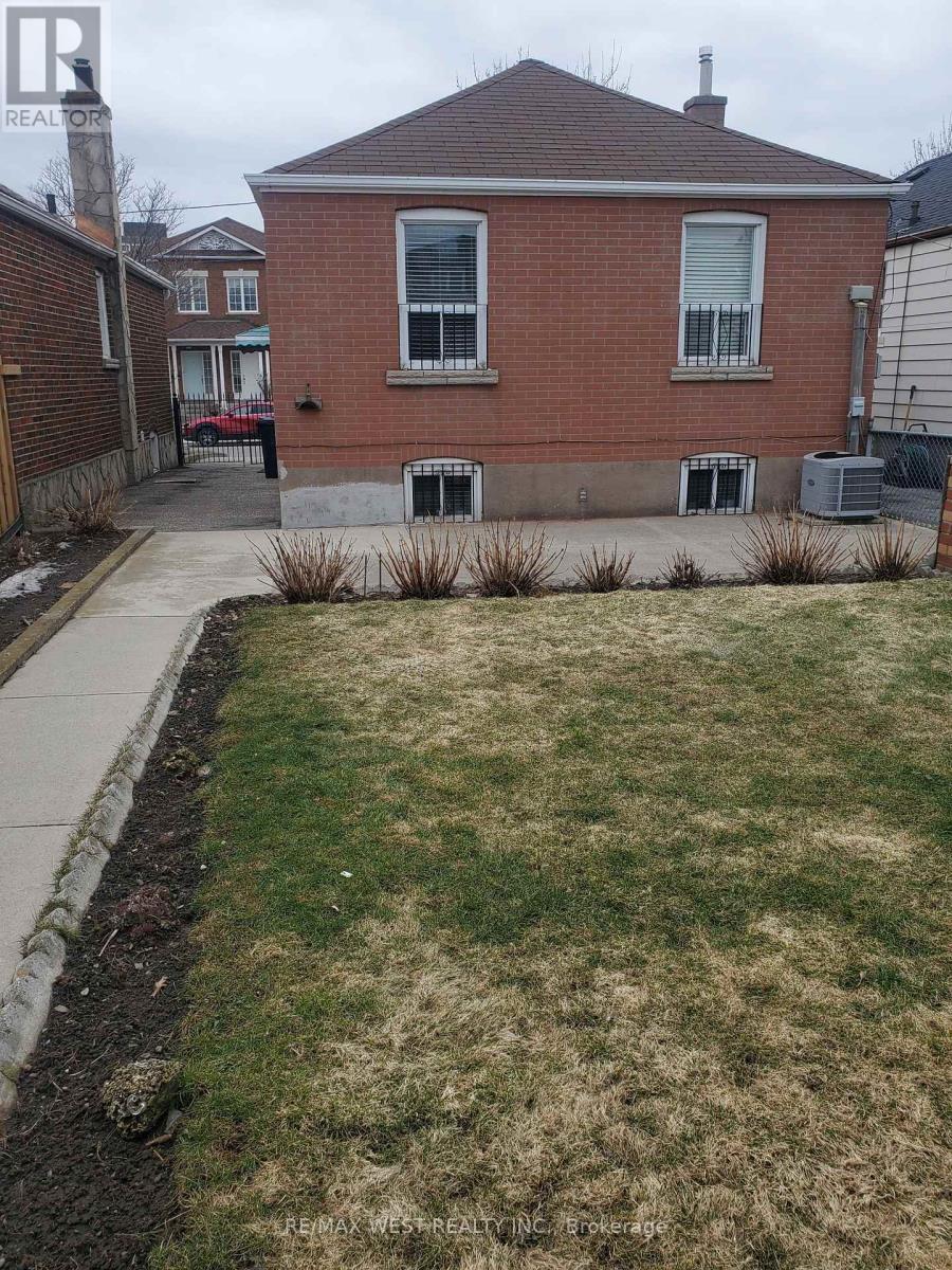 881 St.clarens Avenue, Toronto, Ontario  M6H 3X5 - Photo 16 - W12910552