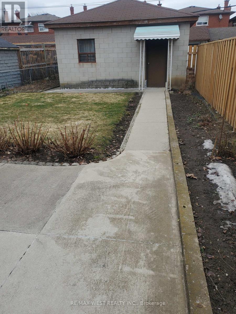 881 St.clarens Avenue, Toronto, Ontario  M6H 3X5 - Photo 17 - W12910552