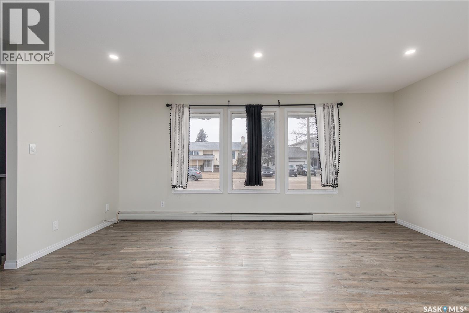 1266 Maybery Crescent, Moose Jaw, Saskatchewan  S6H 7B4 - Photo 11 - SK031075