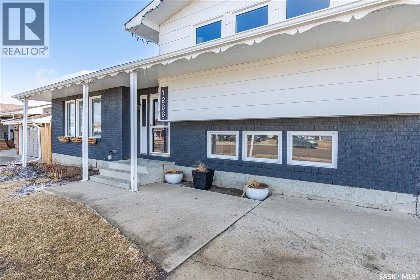 1266 Maybery Crescent, Moose Jaw, Saskatchewan  S6H 7B4 - Photo 4 - SK031075