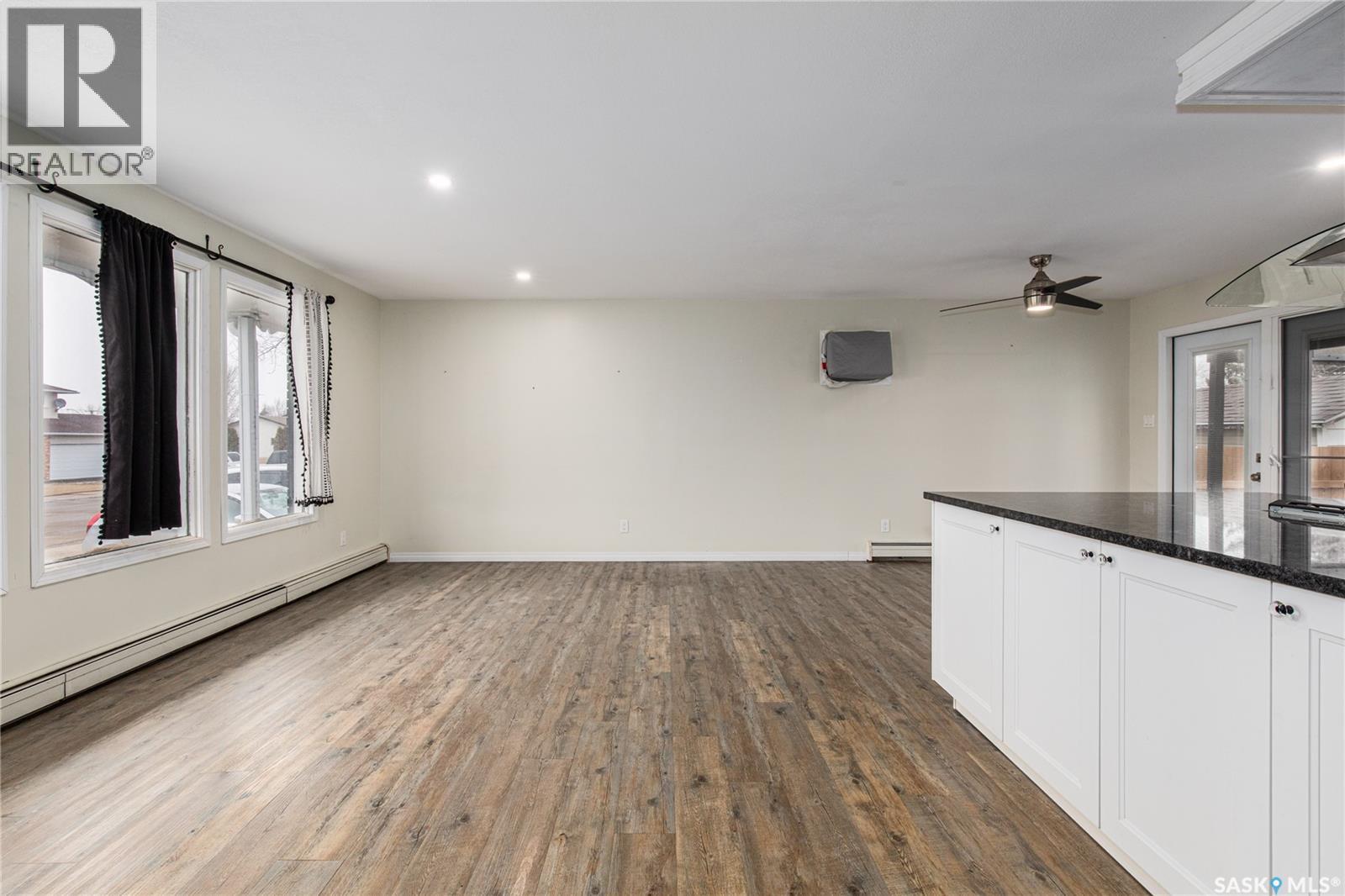 1266 Maybery Crescent, Moose Jaw, Saskatchewan  S6H 7B4 - Photo 8 - SK031075