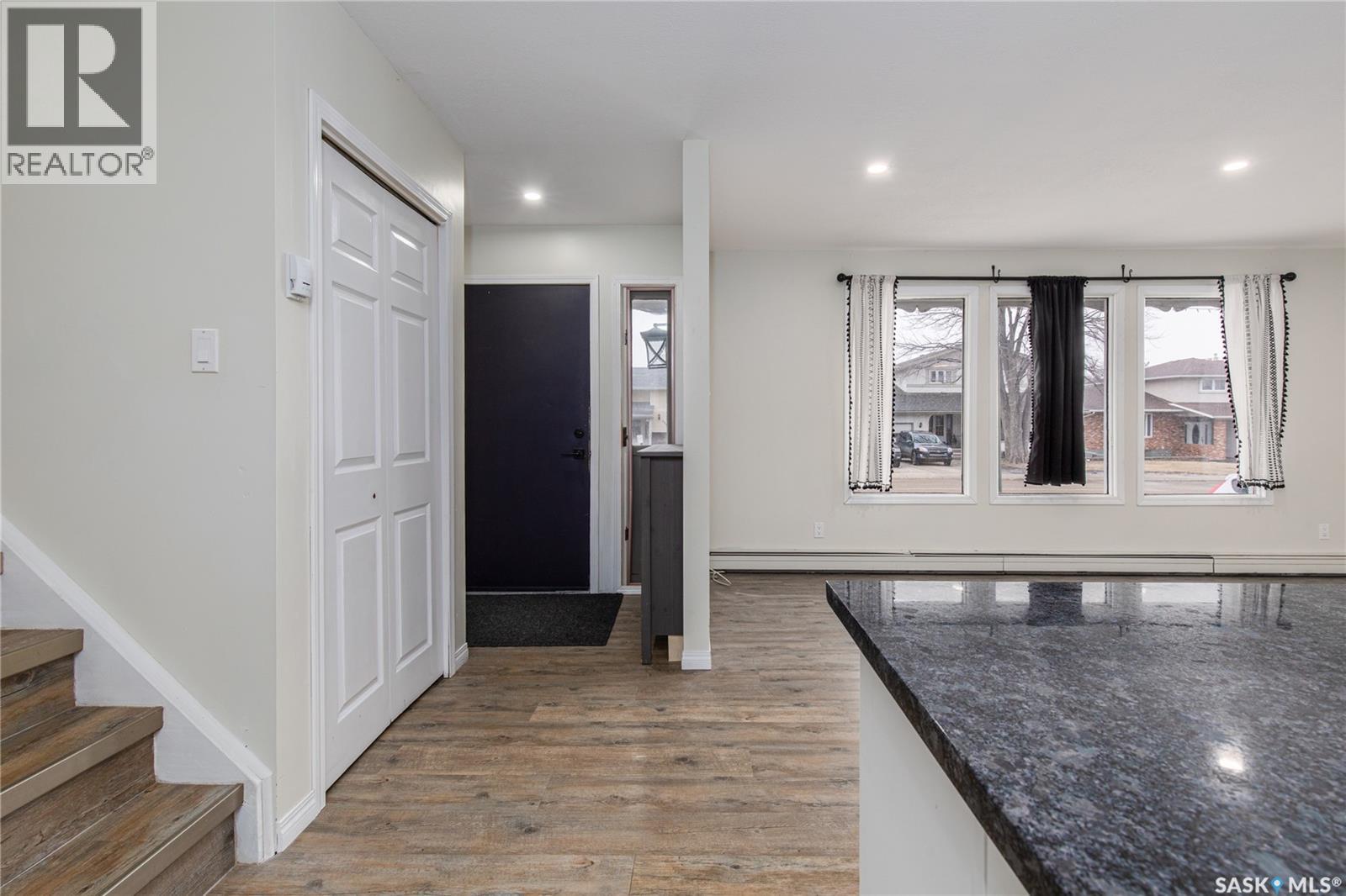 1266 Maybery Crescent, Moose Jaw, Saskatchewan  S6H 7B4 - Photo 10 - SK031075