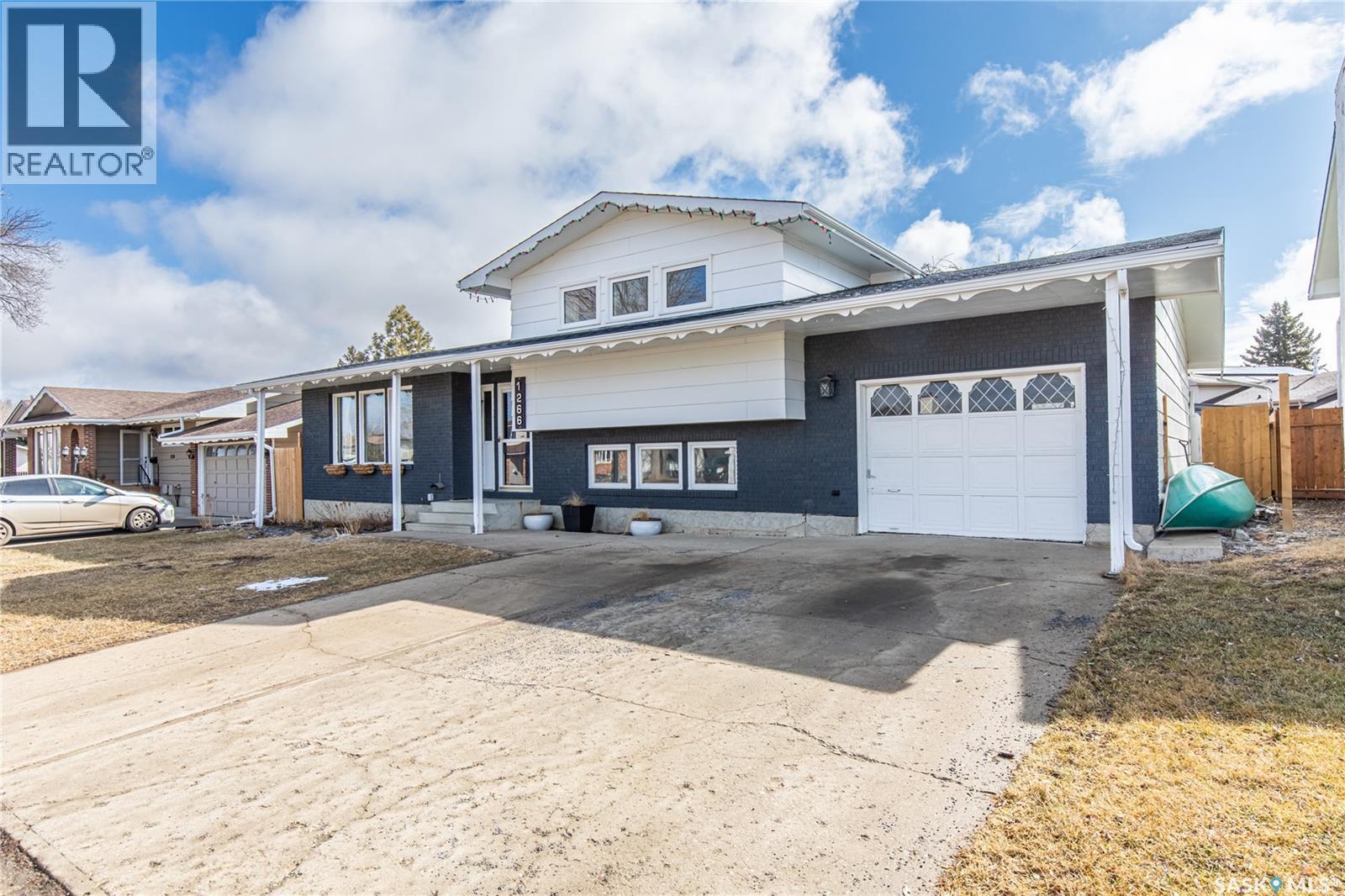1266 Maybery Crescent, Moose Jaw, Saskatchewan  S6H 7B4 - Photo 3 - SK031075