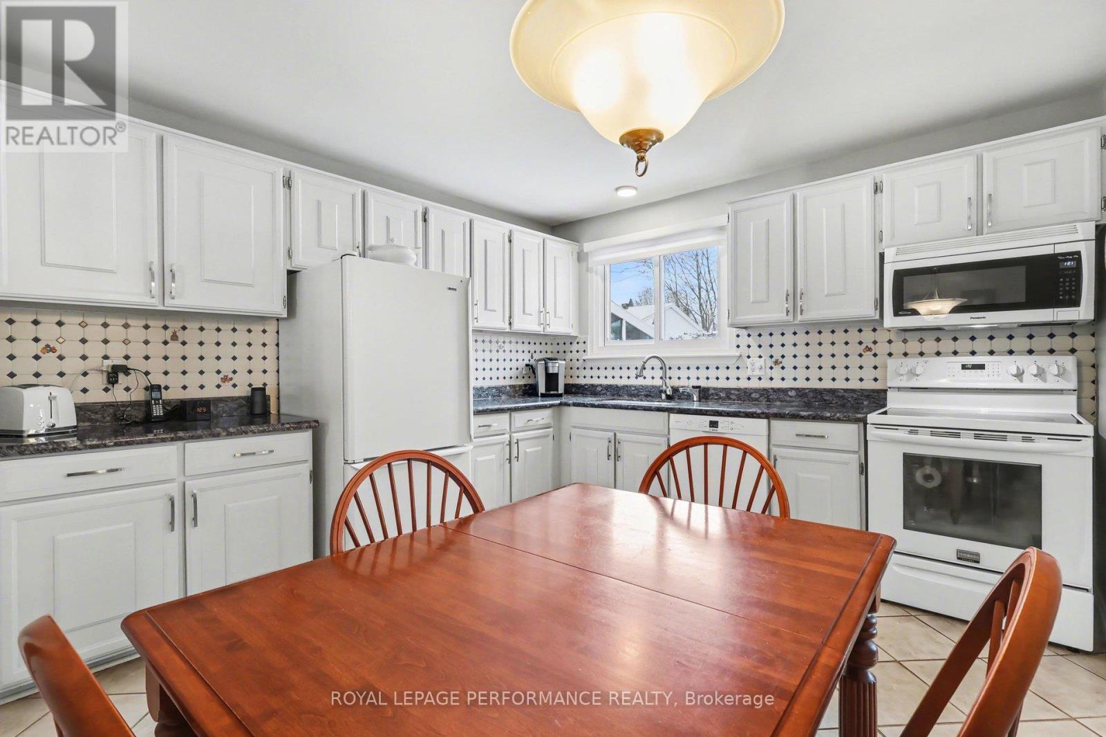 10 Oakhurst Crescent, Ottawa, Ontario  K1B 4A6 - Photo 10 - X12911342