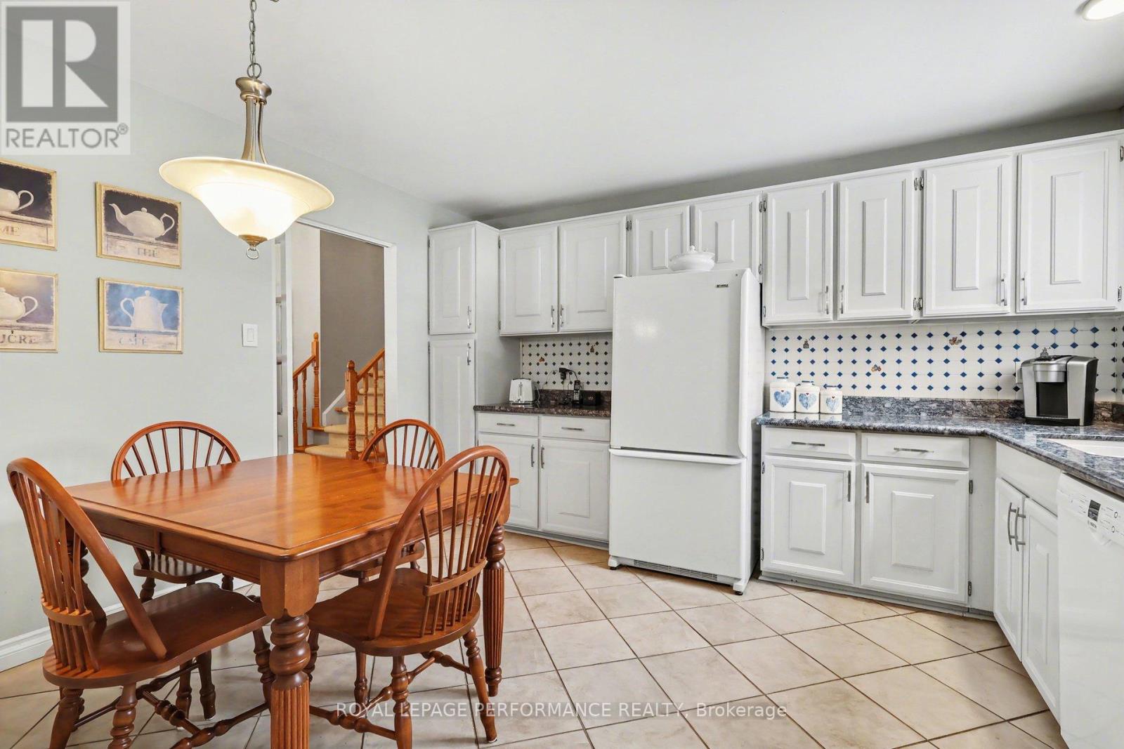 10 Oakhurst Crescent, Ottawa, Ontario  K1B 4A6 - Photo 11 - X12911342