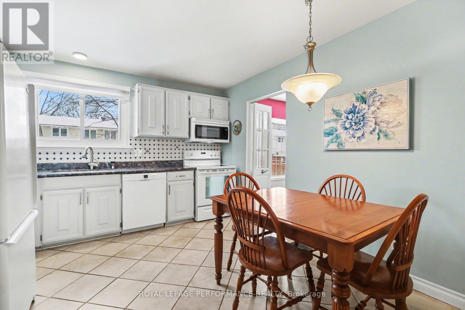 10 Oakhurst Crescent, Ottawa, Ontario  K1B 4A6 - Photo 13 - X12911342