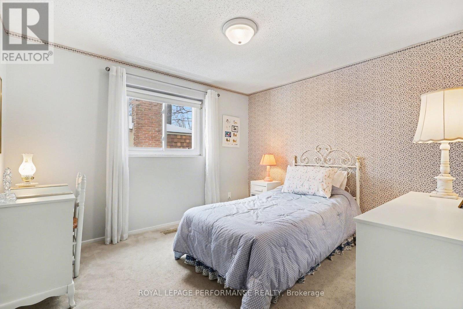 10 Oakhurst Crescent, Ottawa, Ontario  K1B 4A6 - Photo 23 - X12911342