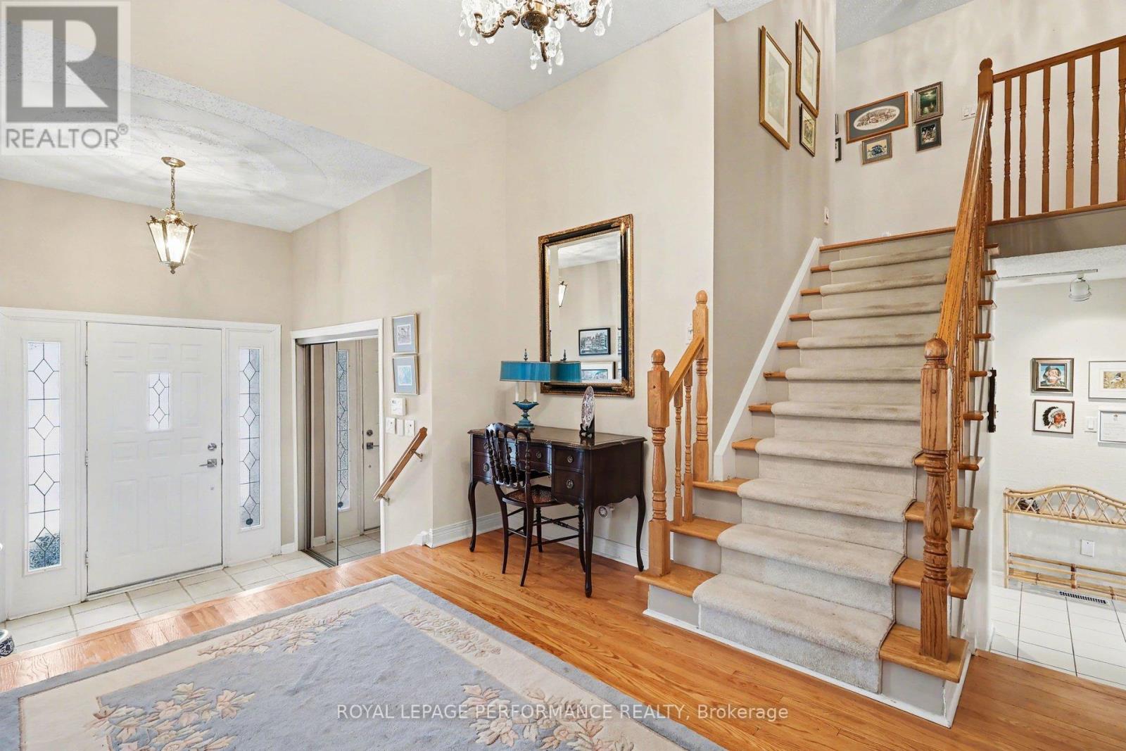 10 Oakhurst Crescent, Ottawa, Ontario  K1B 4A6 - Photo 4 - X12911342