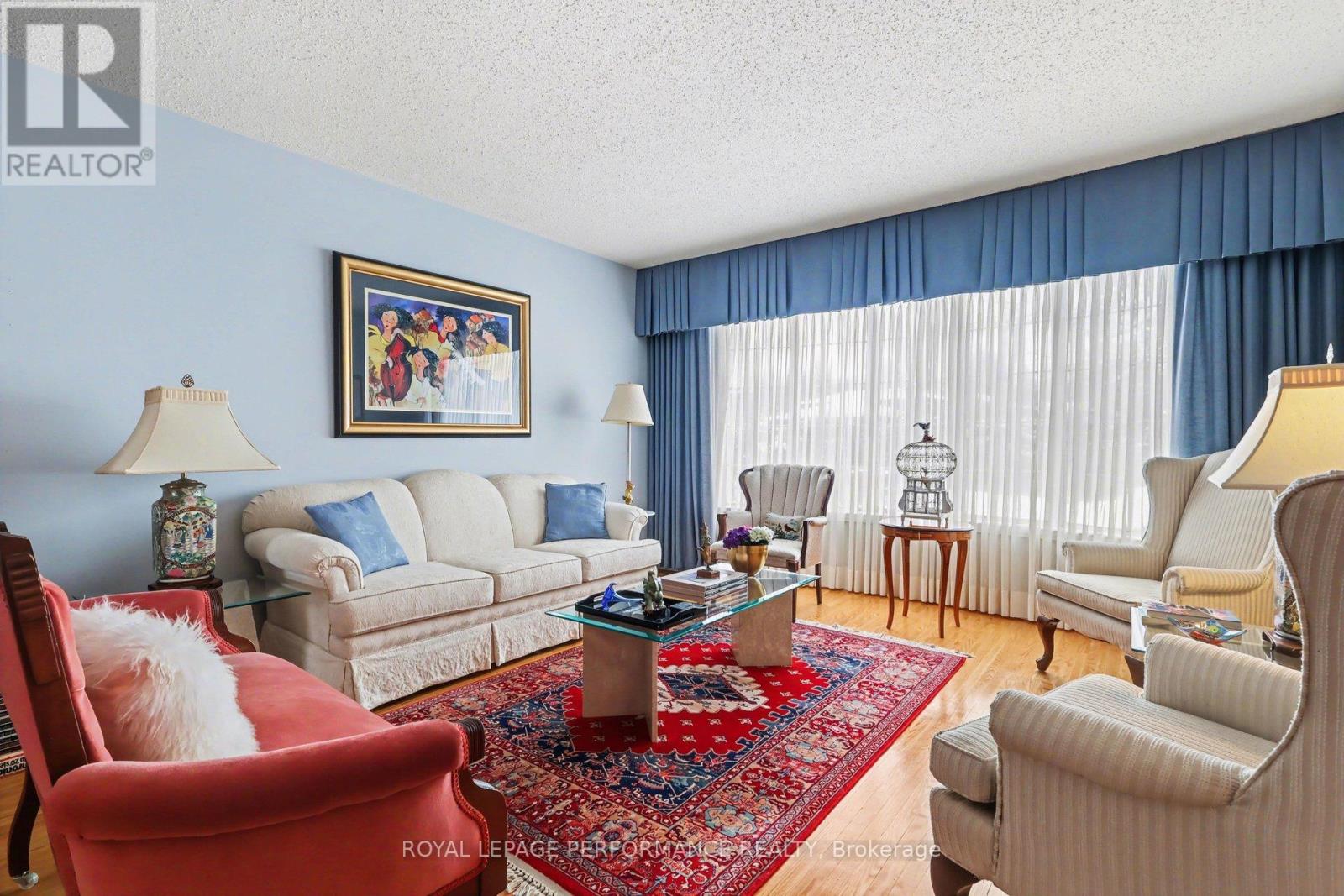 10 Oakhurst Crescent, Ottawa, Ontario  K1B 4A6 - Photo 5 - X12911342