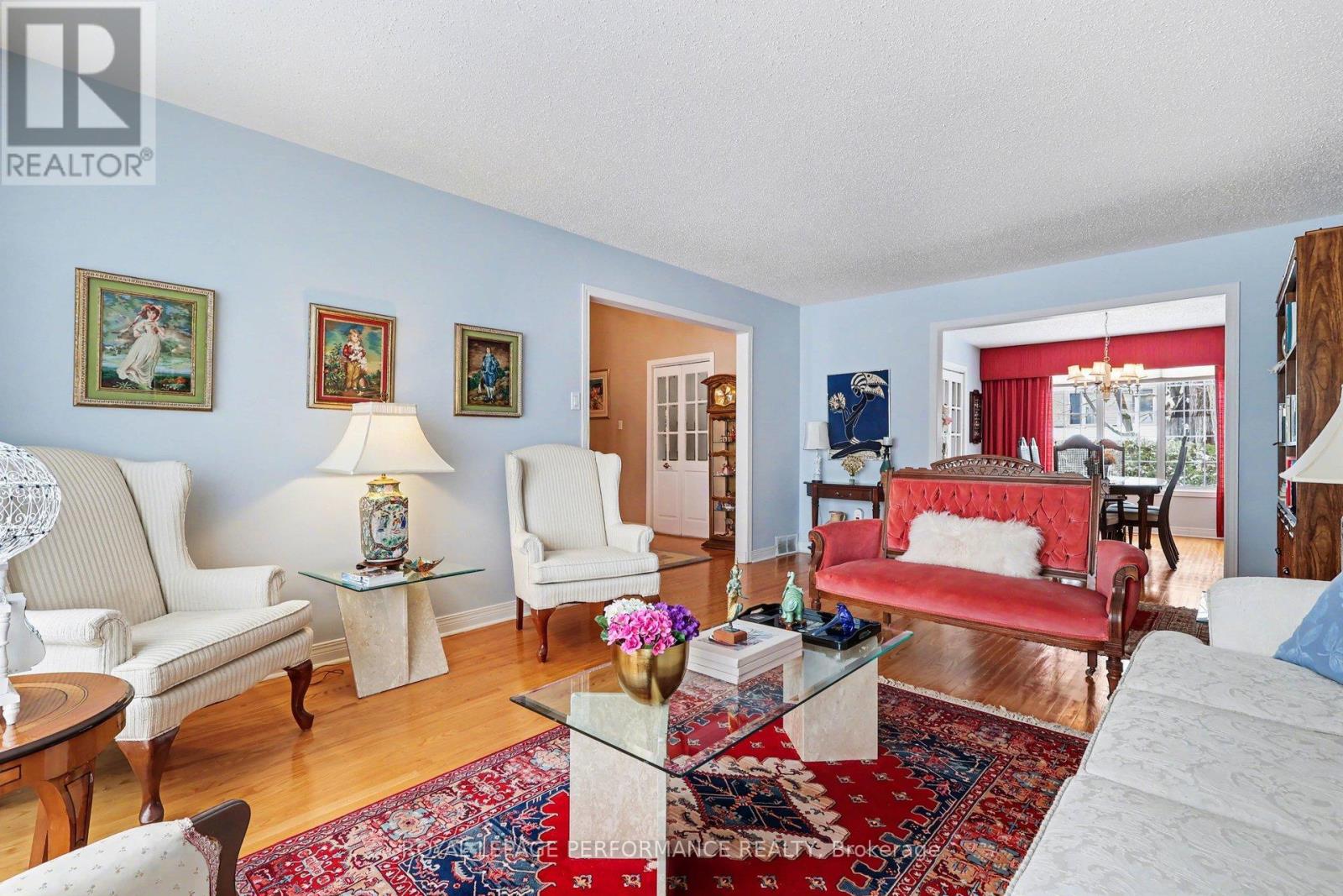 10 Oakhurst Crescent, Ottawa, Ontario  K1B 4A6 - Photo 6 - X12911342