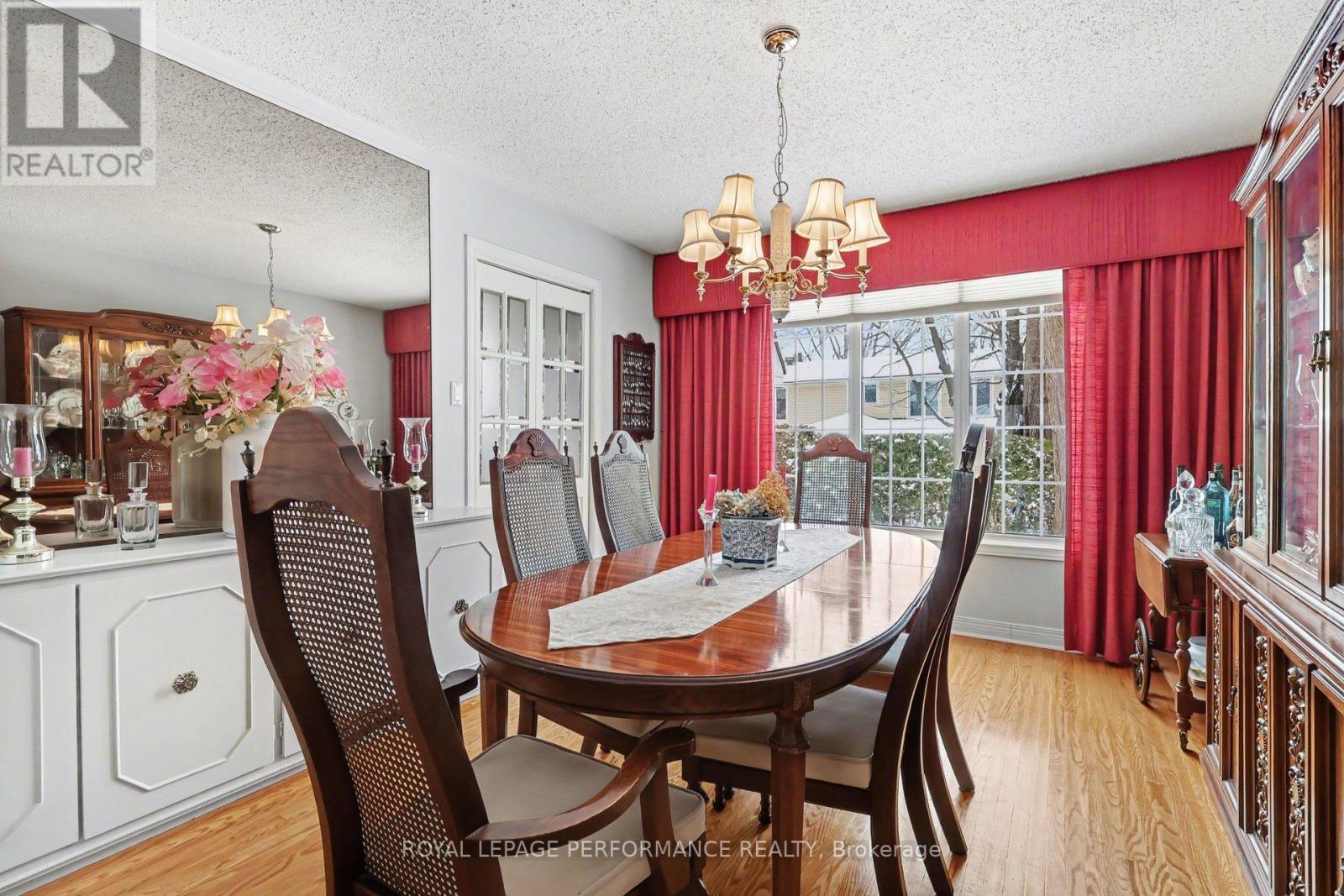 10 Oakhurst Crescent, Ottawa, Ontario  K1B 4A6 - Photo 8 - X12911342