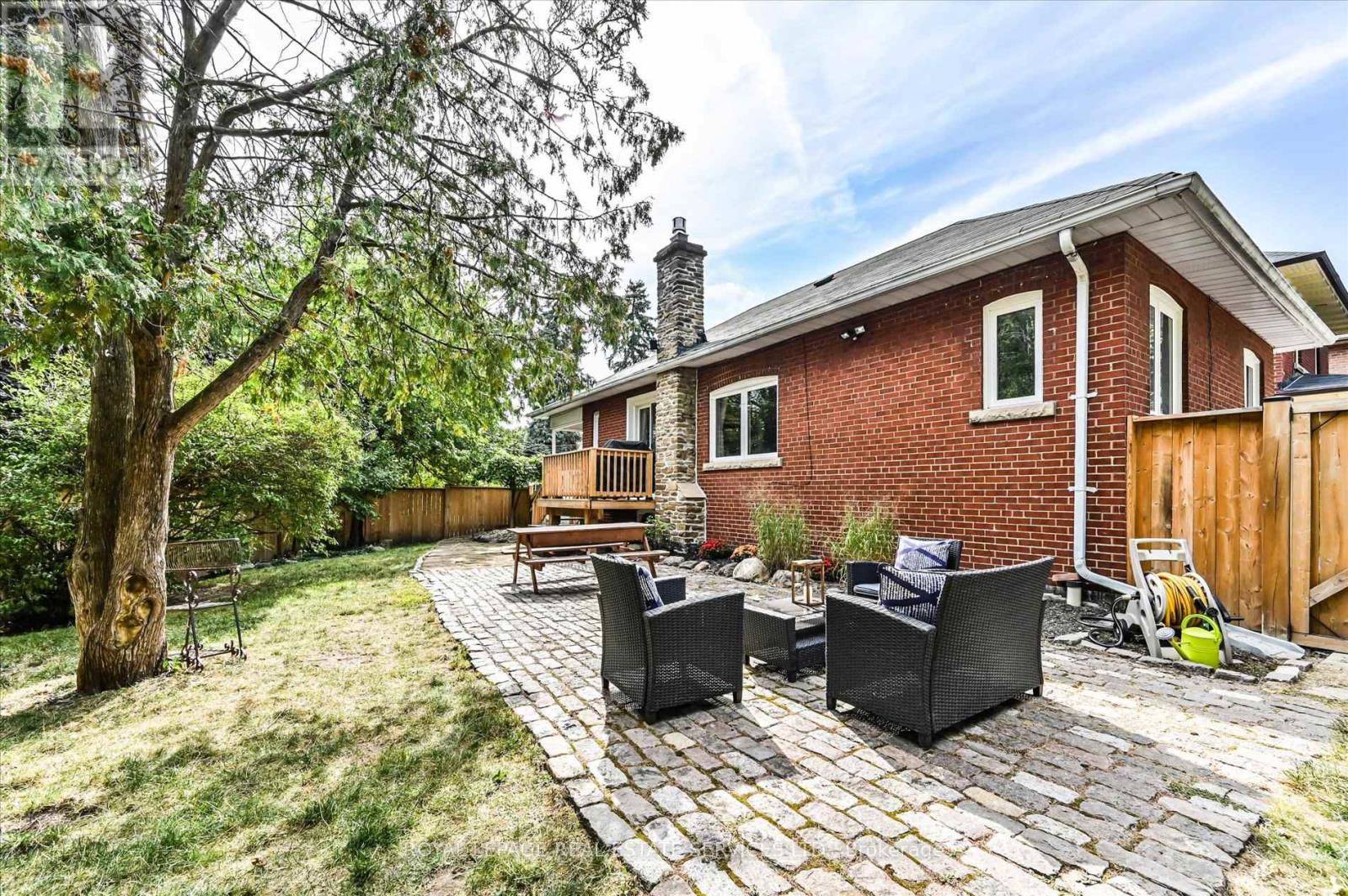 11 King Street Crescent, Toronto, Ontario  M9N 1K7 - Photo 17 - W12911004