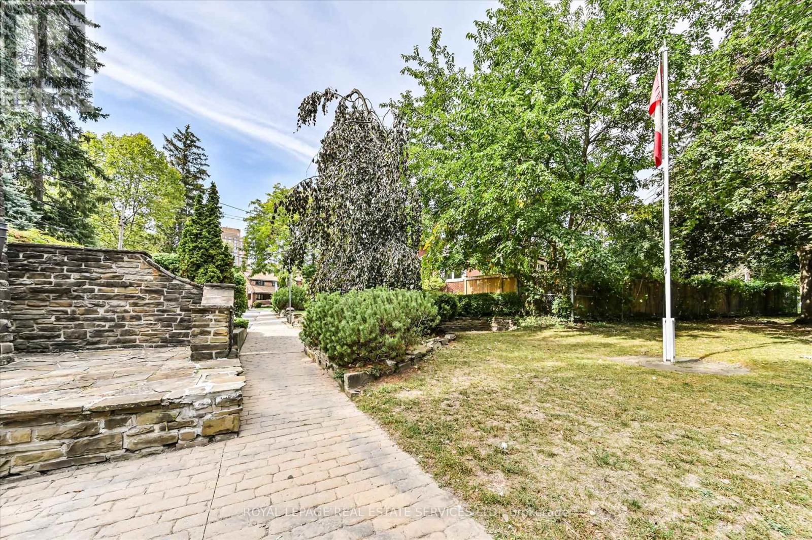 11 King Street Crescent, Toronto, Ontario  M9N 1K7 - Photo 18 - W12911004