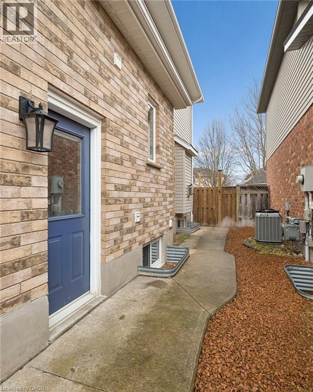 555 Sandbanks Crescent, Waterloo, Ontario  N2V 2K2 - Photo 39 - 40814136