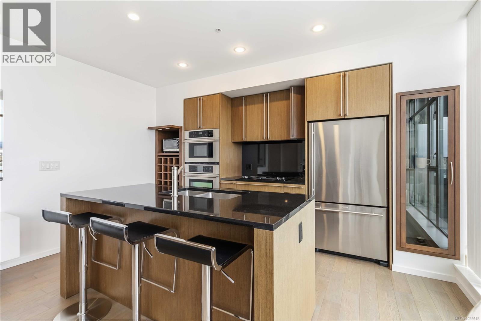 911 100 Saghalie Rd, Victoria, British Columbia  V9A 0A1 - Photo 2 - 1028518