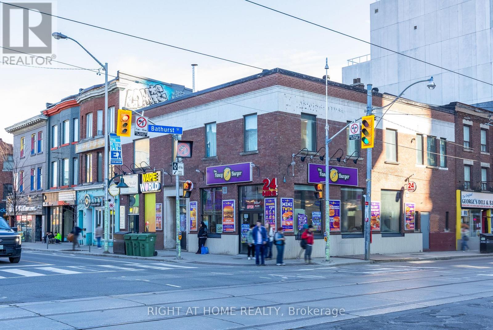 565 BLOOR STREET W, Toronto, Ontario