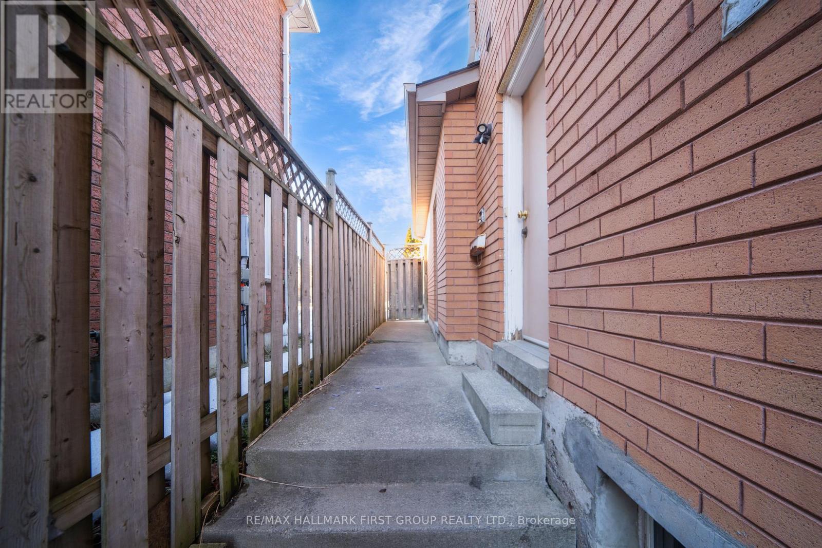 5 Claresholme Drive, Toronto, Ontario  M1C 4Z9 - Photo 2 - E12911308