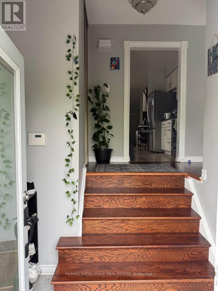 113 Weybridge Trail, Brampton, Ontario  L6V 3W1 - Photo 5 - W12911232