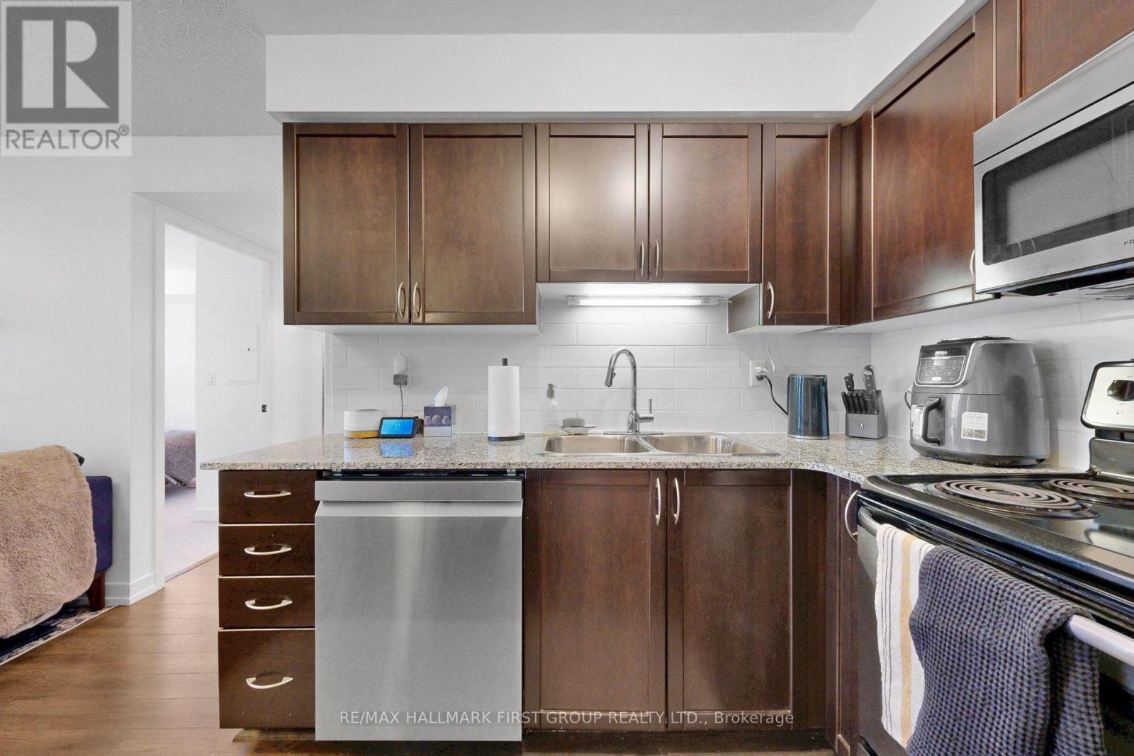 918 - 812 Lansdowne Avenue, Toronto (Dovercourt-Wallace Emerson-Junction), Ontario  M6H 4K3 - Photo 9 - W12911262