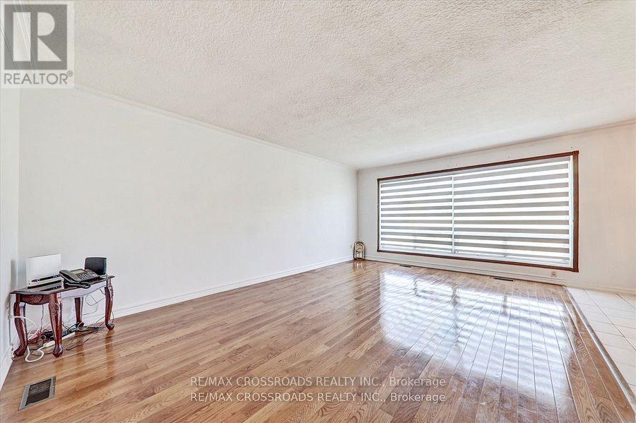 18 Demarco Boulevard, Toronto, Ontario  M6L 2W1 - Photo 7 - W12911318