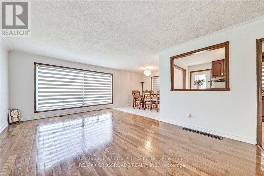 18 Demarco Boulevard, Toronto, Ontario  M6L 2W1 - Photo 8 - W12911318