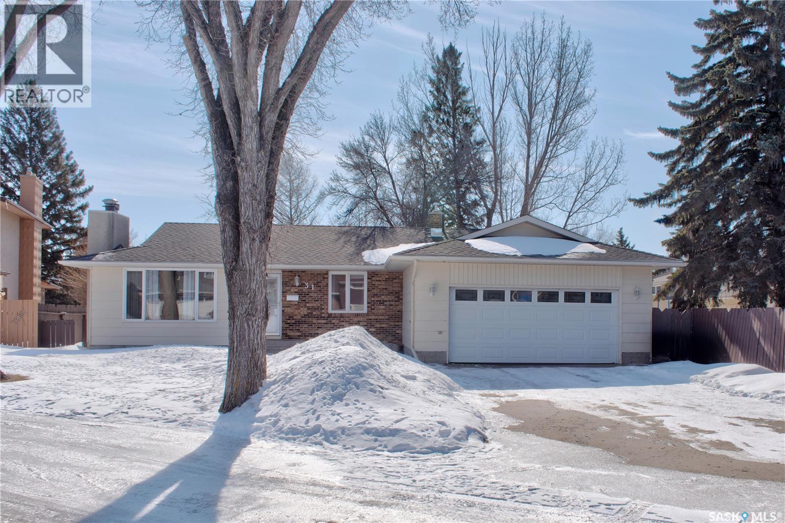 31 Crossley Bay, Regina, Saskatchewan  S4R 7C2 - Photo 1 - SK031087