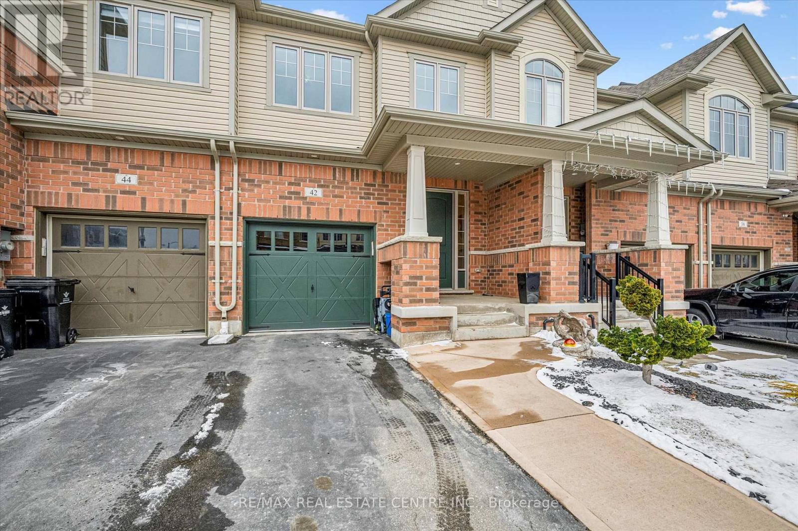 42 Stonehill Avenue, Kitchener, Ontario  N2R 0N8 - Photo 3 - X12911288