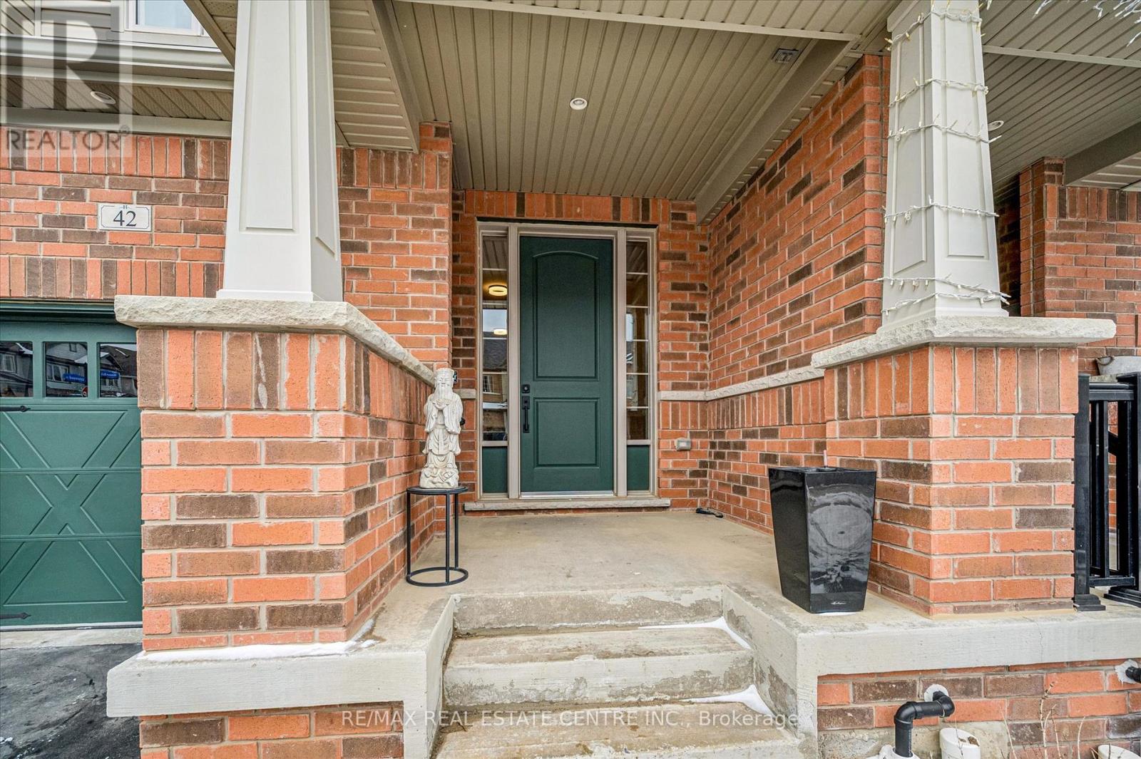 42 Stonehill Avenue, Kitchener, Ontario  N2R 0N8 - Photo 4 - X12911288