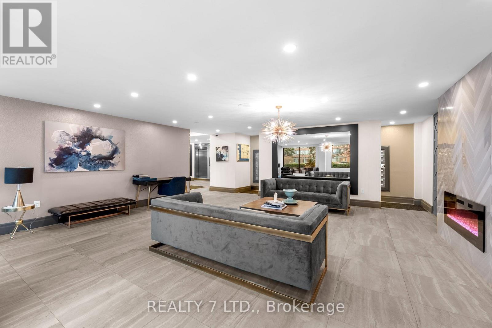 412 - 1270 Maple Crossing Boulevard, Burlington, Ontario  L7S 2J9 - Photo 4 - W12909004