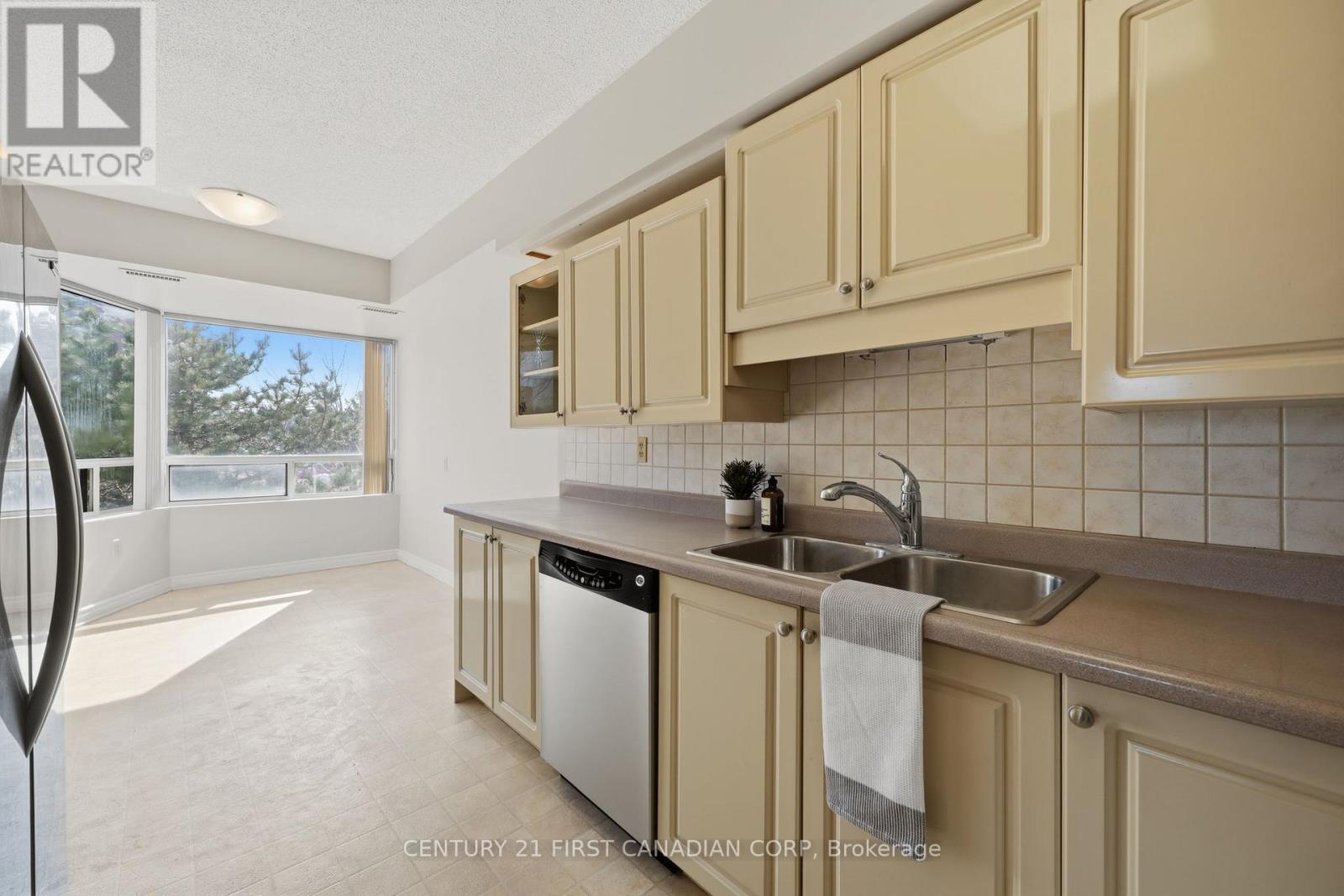 Photo 14 of 40 for 306 - 744 Wonderland Road S