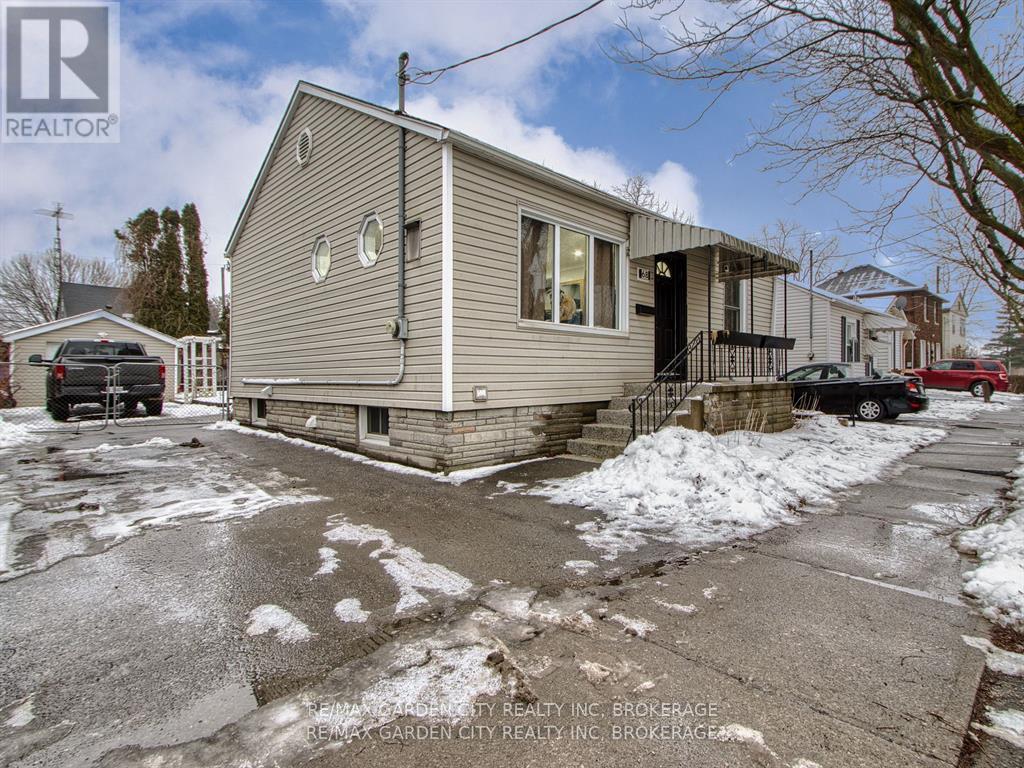 68 Carlton Street, St. Catharines, Ontario  L2R 1P8 - Photo 2 - X12911512