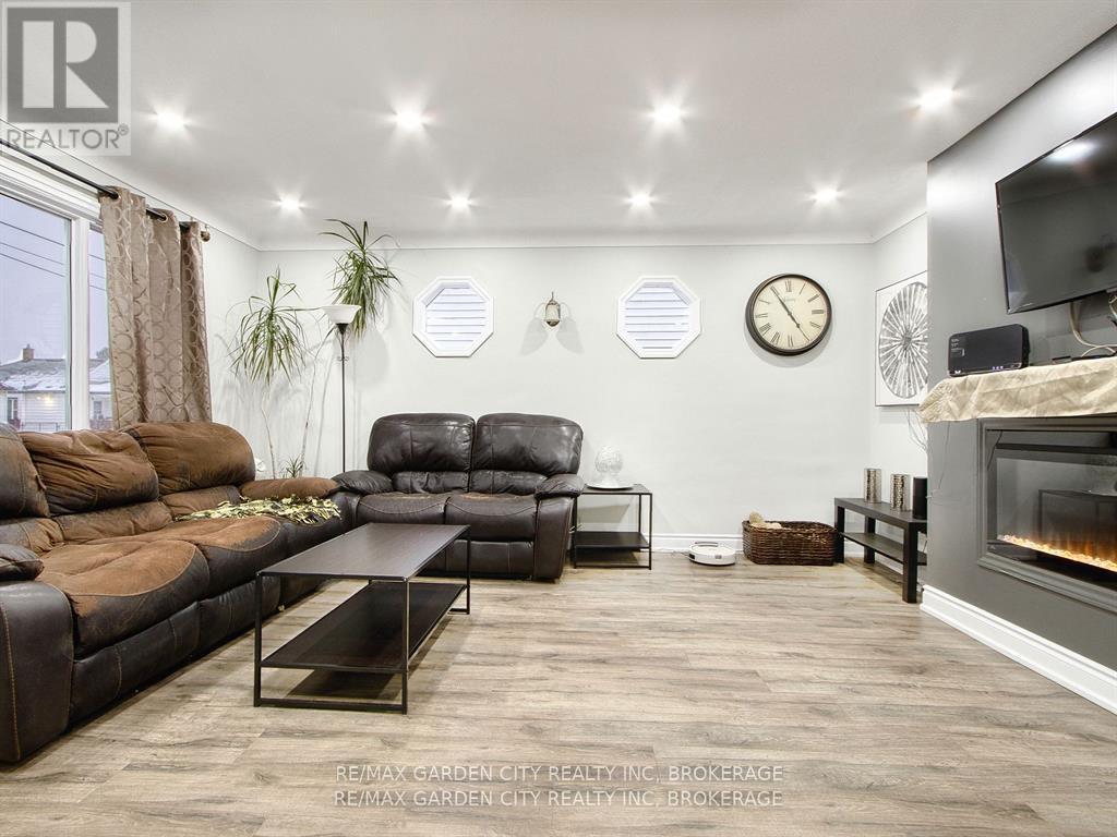 68 Carlton Street, St. Catharines, Ontario  L2R 1P8 - Photo 3 - X12911512