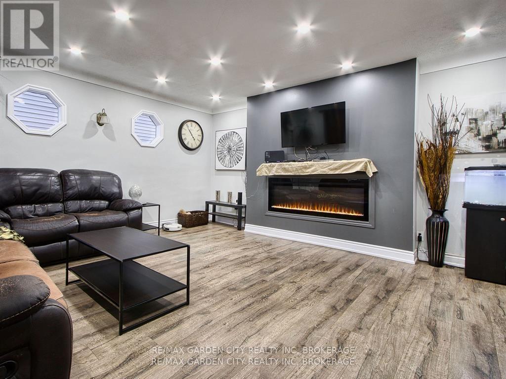 68 Carlton Street, St. Catharines, Ontario  L2R 1P8 - Photo 5 - X12911512