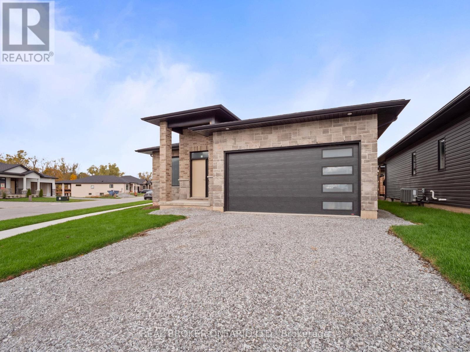 118 Willowbrook Drive, Welland (West Welland), Ontario  L3C 0G2 - Photo 3 - X12911544