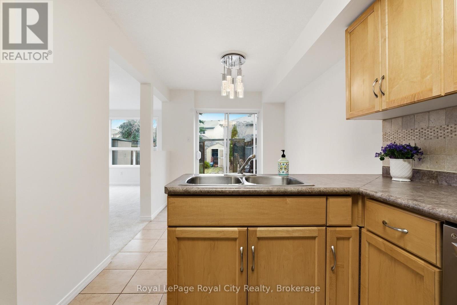 84 Swift Crescent, Guelph, Ontario  N1E 7J1 - Photo 11 - X12911378