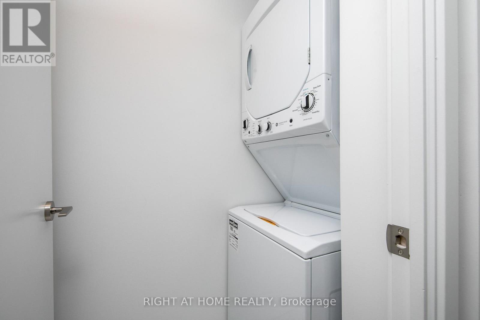 1819 - 20 Edward Street, Toronto (Bay Street Corridor), Ontario  M5G 0C5 - Photo 15 - C12911534