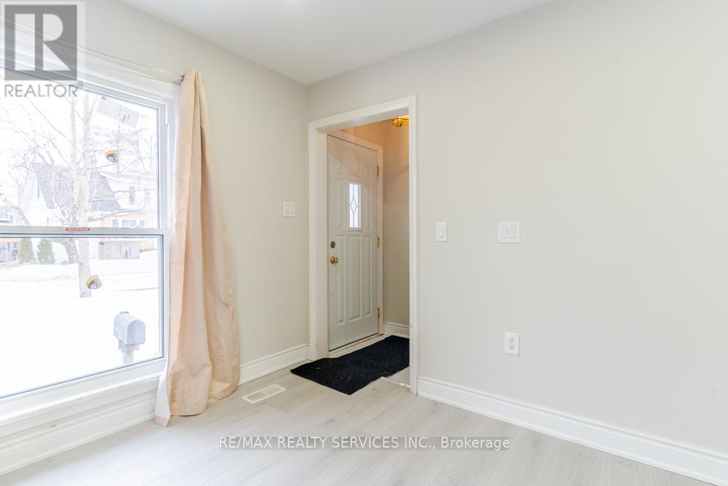 73 Drury Lane, Barrie (Wellington), Ontario  L4M 3C9 - Photo 3 - S12911560