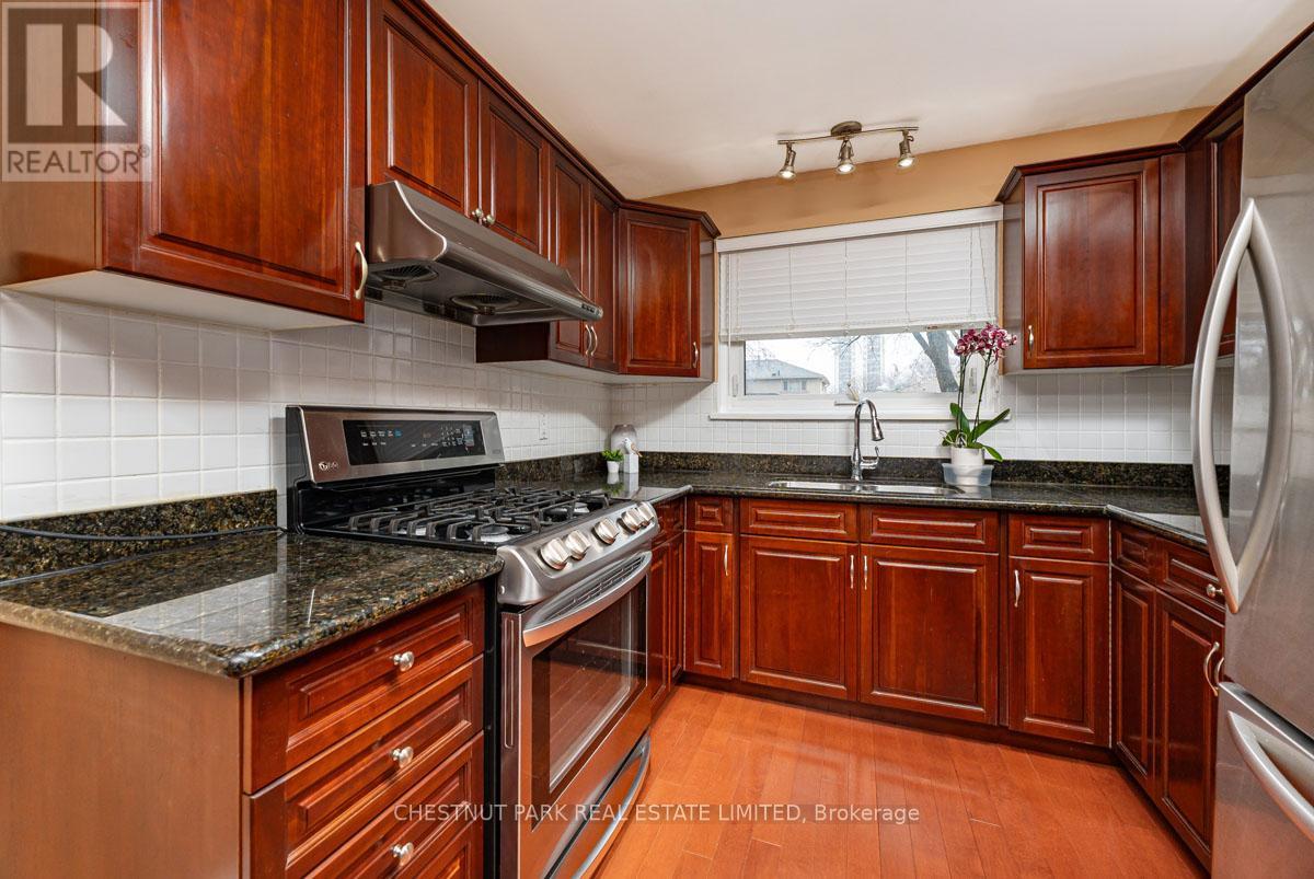 16 Vanderbrent Crescent, Toronto, Ontario  M9R 3W8 - Photo 10 - W12911368