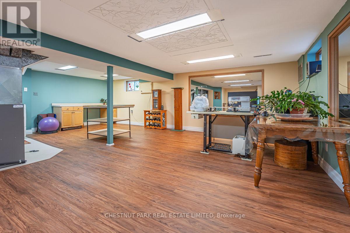 16 Vanderbrent Crescent, Toronto, Ontario  M9R 3W8 - Photo 17 - W12911368