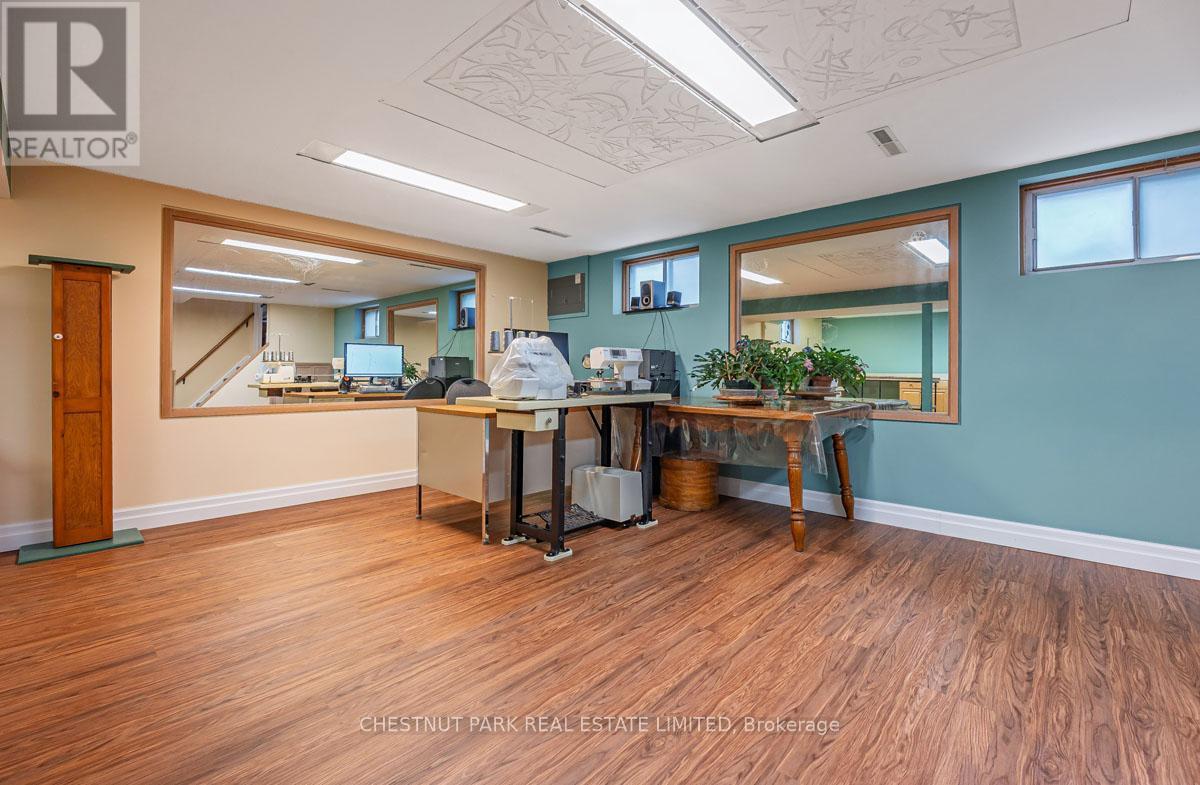 16 Vanderbrent Crescent, Toronto, Ontario  M9R 3W8 - Photo 18 - W12911368