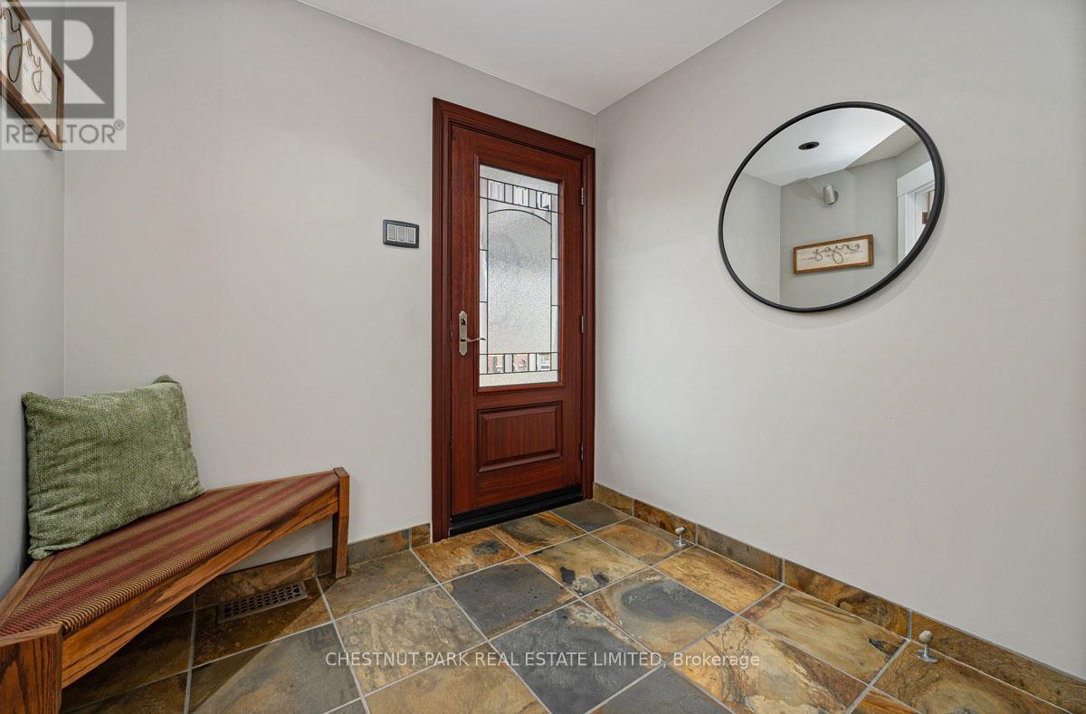 16 Vanderbrent Crescent, Toronto, Ontario  M9R 3W8 - Photo 4 - W12911368