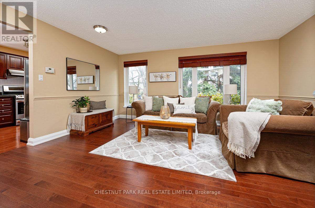 16 Vanderbrent Crescent, Toronto, Ontario  M9R 3W8 - Photo 5 - W12911368