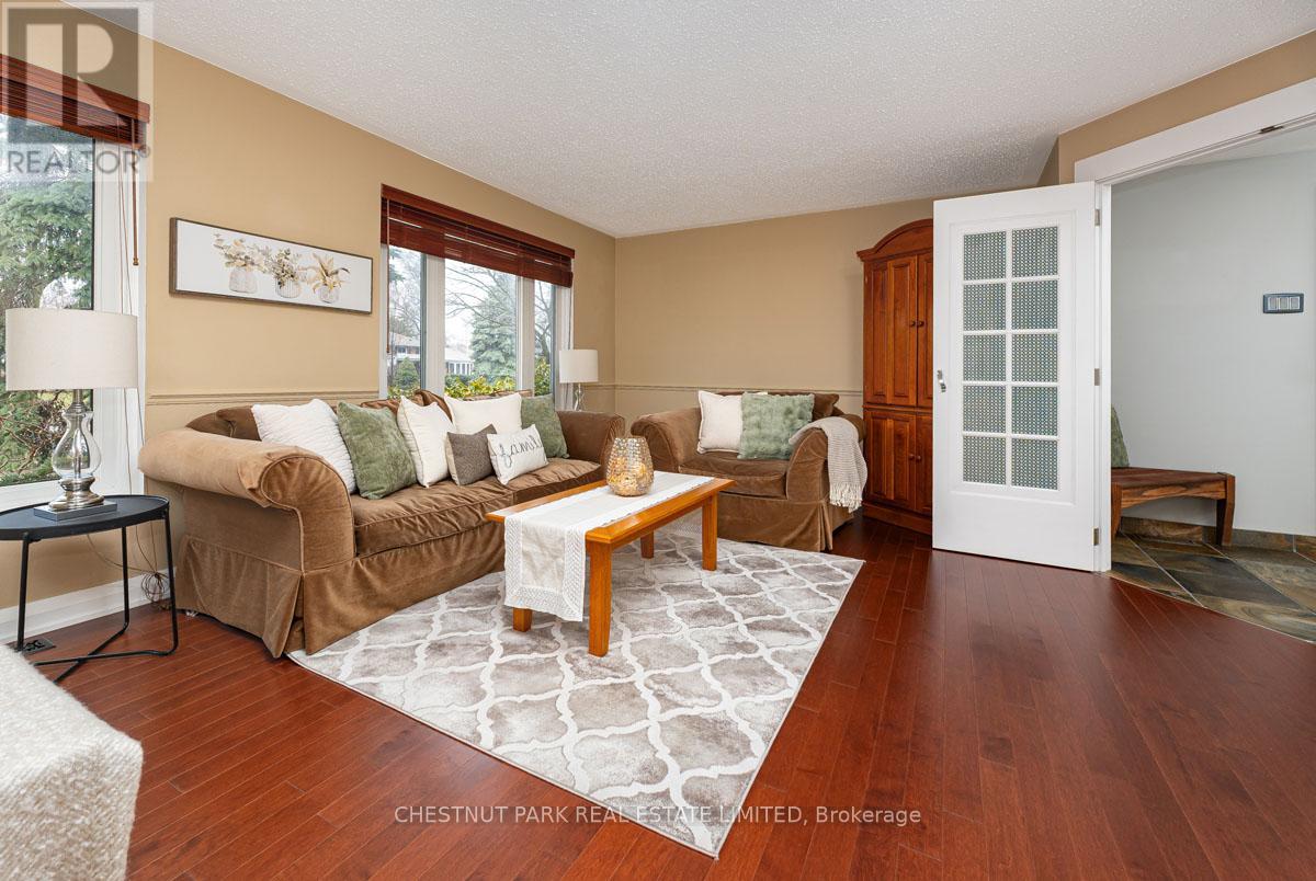 16 Vanderbrent Crescent, Toronto, Ontario  M9R 3W8 - Photo 6 - W12911368